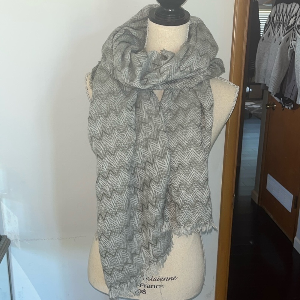 “C” Grey & White Zigzag Chevron Light  Scarf with fringe.